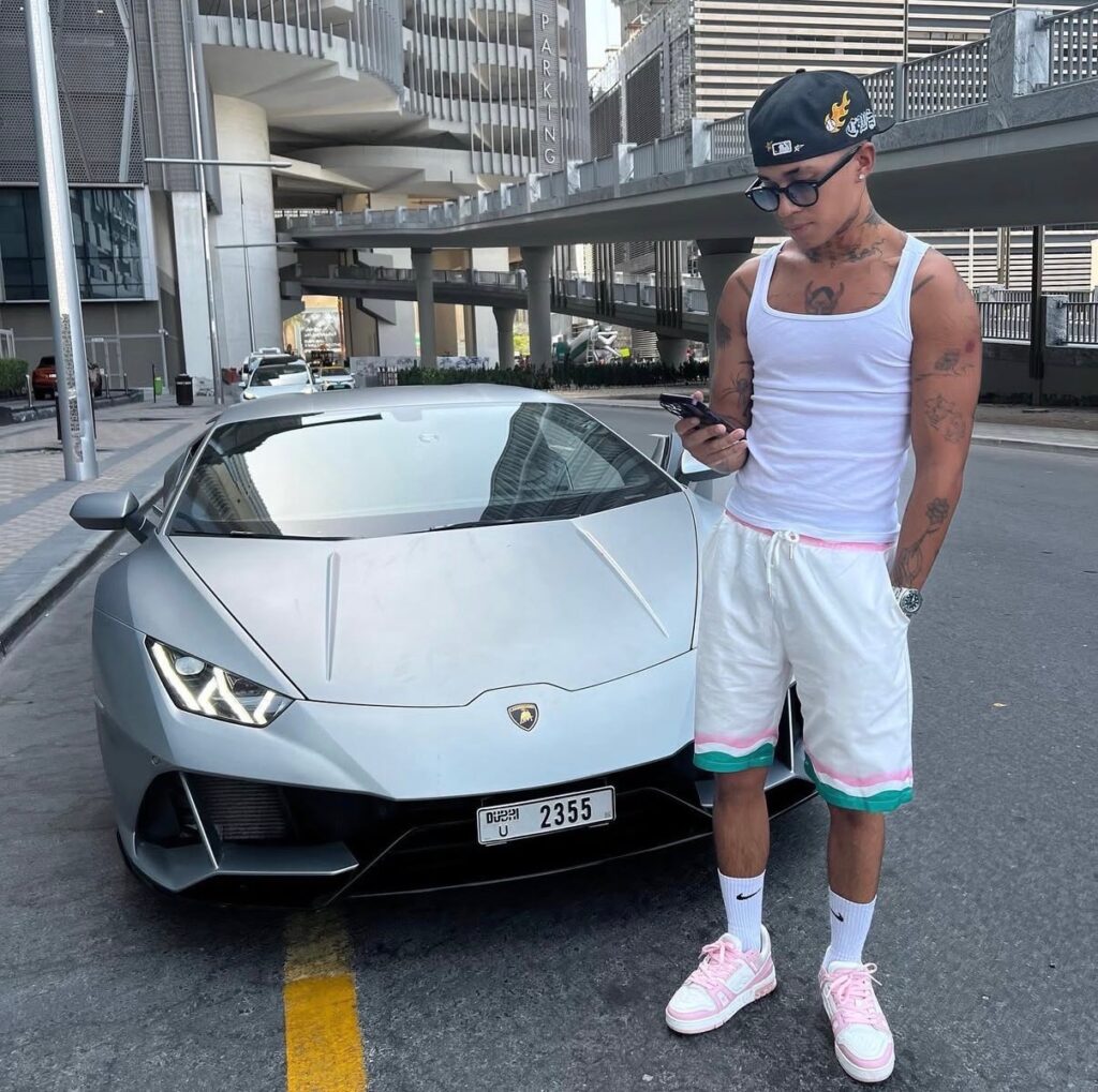 Homme debout devant une Lamborghini grise, symbole de réussite, d’ambition et de business en ligne Sirius Circle. d’indépendance et de business en ligne Sirius Circle.