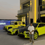 Homme devant une villa moderne avec trois supercars jaunes et noires, symbole de réussite et de business en ligneSirius Circle. jaune et noir, enseigne SIRIUS au fond, symbole de réussite et de business en ligne Sirius Circle.