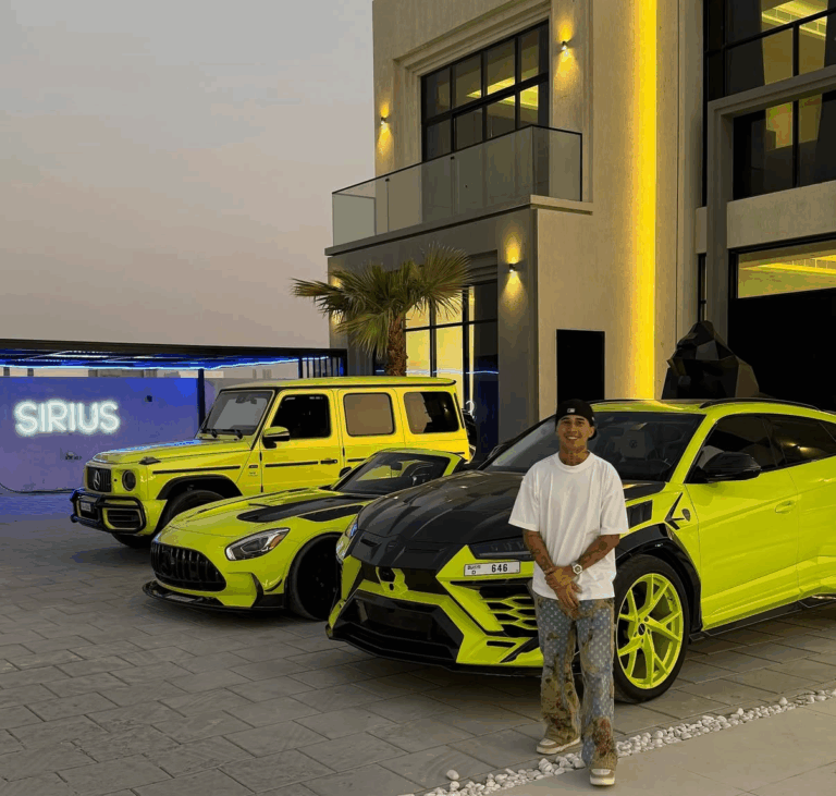 Homme devant une villa moderne avec trois supercars jaunes et noires, symbole de réussite et de business en ligneSirius Circle. jaune et noir, enseigne SIRIUS au fond, symbole de réussite et de business en ligne Sirius Circle.